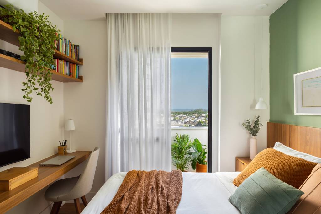 apartamento-70-m2-tres-quartos-quatro-espacos-home-office-ag-arquitetura-credito-luiza-schreier-quarto(9) Apartamento 70 m2 três quartos quatro espaços home office A+G Arquitetura decoração sala quarto cortina cama cabeceira home office