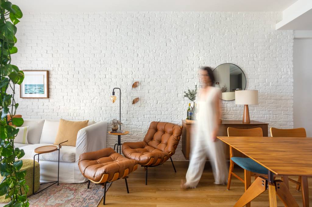 Apartamento de 70 m² ganha três quartos e quatro espaços de home office