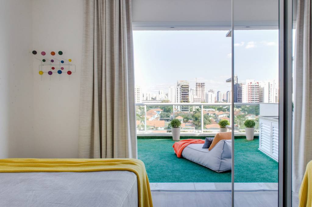 Apartamento garden 44 m2 varanda com grama sintética Inovando Arquitetura decoracao varanda pufe quarto espelho