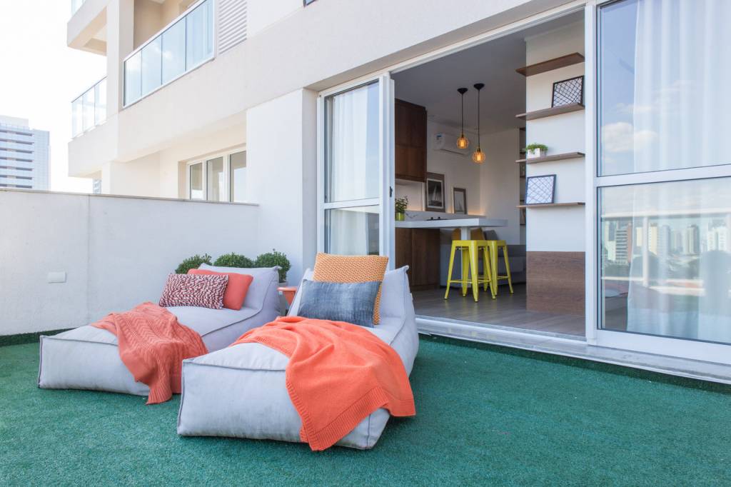 Apartamento garden de 44 m² ganha varanda com grama sintética