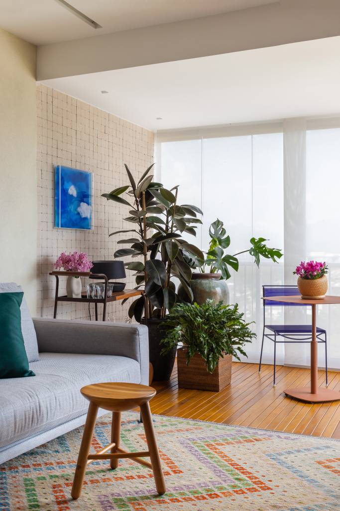 ape-110m-decoracao-contemporanea-toques-retro-kelly-figueiredo-02-sala-tapete-plantas Sala de estar integrada com varanda e jantar; plantas;