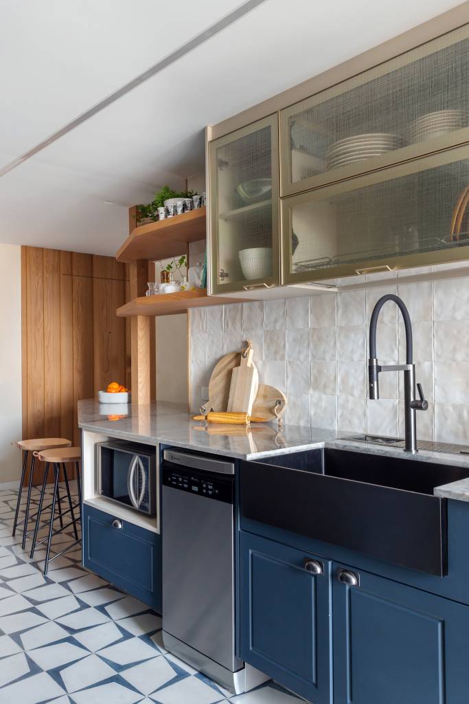 ape-110m-decoracao-contemporanea-toques-retro-kelly-figueiredo-11-cozinha-azul-ladrilho Cozinha integrada com piso de ladrilho hidráulico, armários com porta de vidro e marcenaria azul.