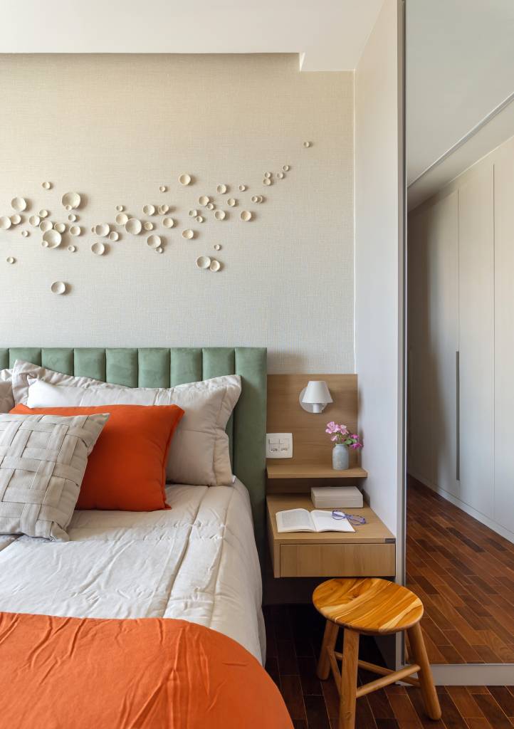 ape-110m-decoracao-contemporanea-toques-retro-kelly-figueiredo-13-quarto Quarto com cama de casal com cabeceira acolchoada verde.
