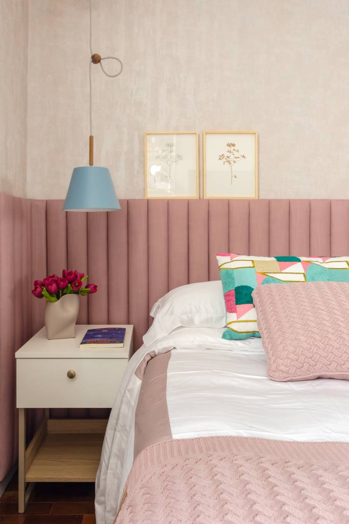 ape-110m-decoracao-contemporanea-toques-retro-kelly-figueiredo-16-quarto Quarto com bancada para estudos, marcenaria clara, cama com cabeceira rosa acolchoada.