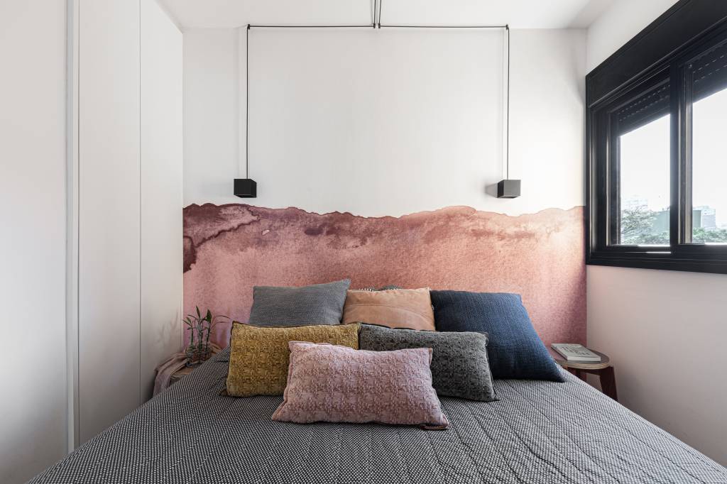 Quarto de casal com mural rosa.