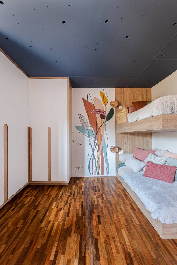 ape-115m-piso-madeira-demolicao-mural-studio-moby-dick-04-quarto Quarto infantil com beliche e mural.