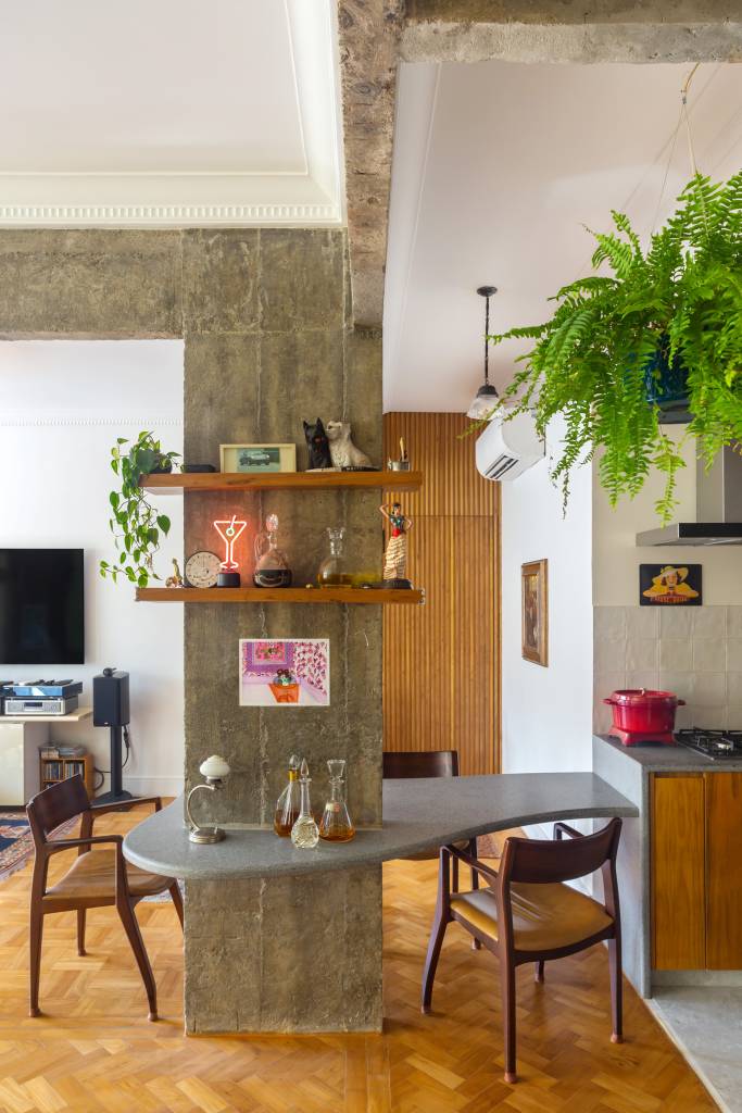 ape-120m-ganha-quarto-extra-decor-vintage-industrial-pilula-arquitetura-10 Sala com cozinha integrada; mesa de jantar em volta de pilar.