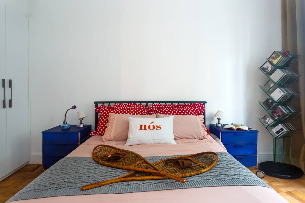 ape-120m-ganha-quarto-extra-decor-vintage-industrial-pilula-arquitetura-14 Quarto com cama de casal e almofada estampada.
