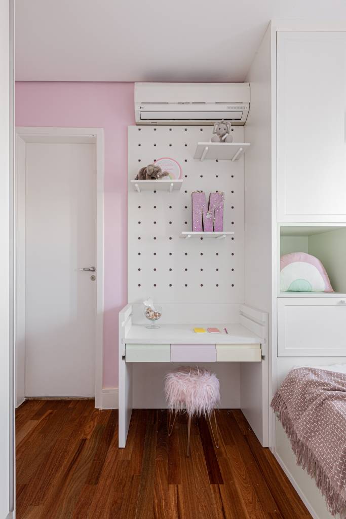 ape-150m-hidromassagem-integrada-living-leticia-nobrega-04-quarto-infantil Quarto infantil de menina com paleta rosa, nichos e pegboard