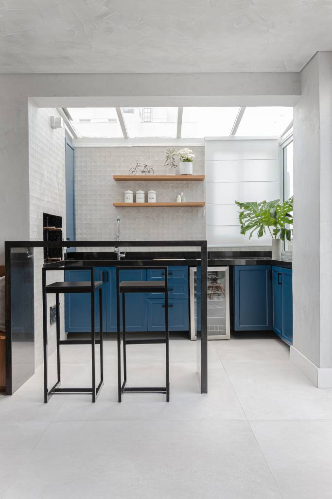 ape-150m-hidromassagem-integrada-living-leticia-nobrega-12 Varanda gourmet com teto de vidro retrátil e marcenaria azul