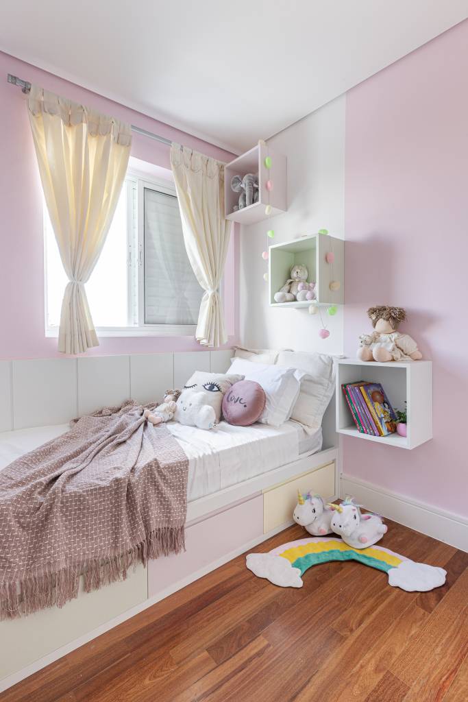 ape-150m-hidromassagem-integrada-living-leticia-nobrega-16-quarto-infantil Quarto infantil de menina com paleta rosa, nichos e pegboard