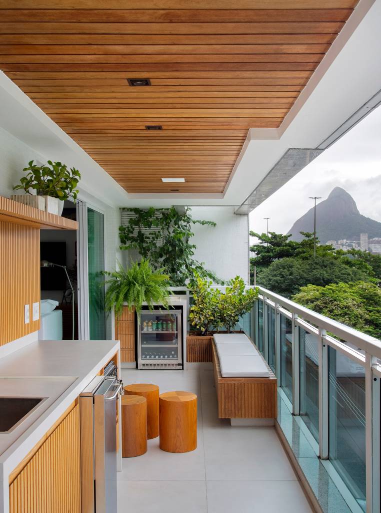 ape-210m-varanda-20m-area-de-lazer-bancada-gourmet-studio-021-arquitetura-02 Varanda com área gourmet, banco, pufes e jardim vertical.