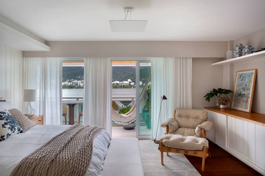 ape-210m-varanda-20m-area-de-lazer-bancada-gourmet-studio-021-arquitetura-13-quarto Quarto com cama de casal, porta de vidro para varanda e poltrona mole.