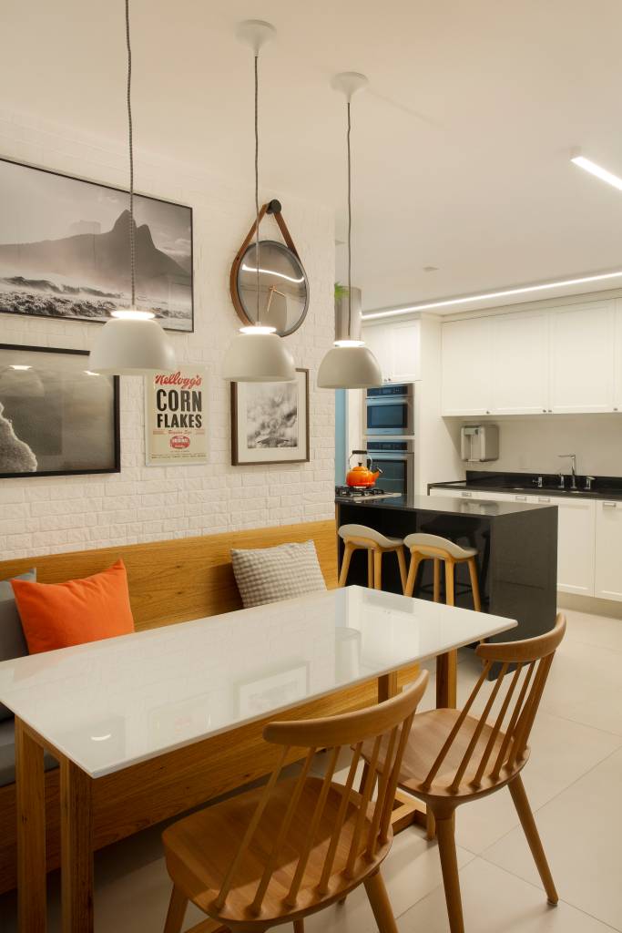 ape-210m-varanda-20m-area-de-lazer-bancada-gourmet-studio-021-arquitetura-18 Copa para refeições com mesa branca, adega e banco.