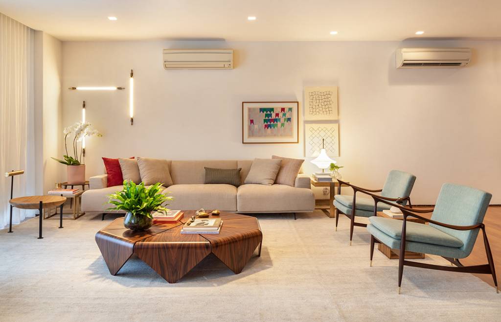 ape-243-m2-familia-filhos-gemeos-receber-amigos-estudio-casa-interiores-credito-evelyn-muller-estar(16) Apê 243 m2 família filhos gêmeos receber amigos Estúdio Casa Interiores decoração sala estar poltrona cortina tapete mesa sofa