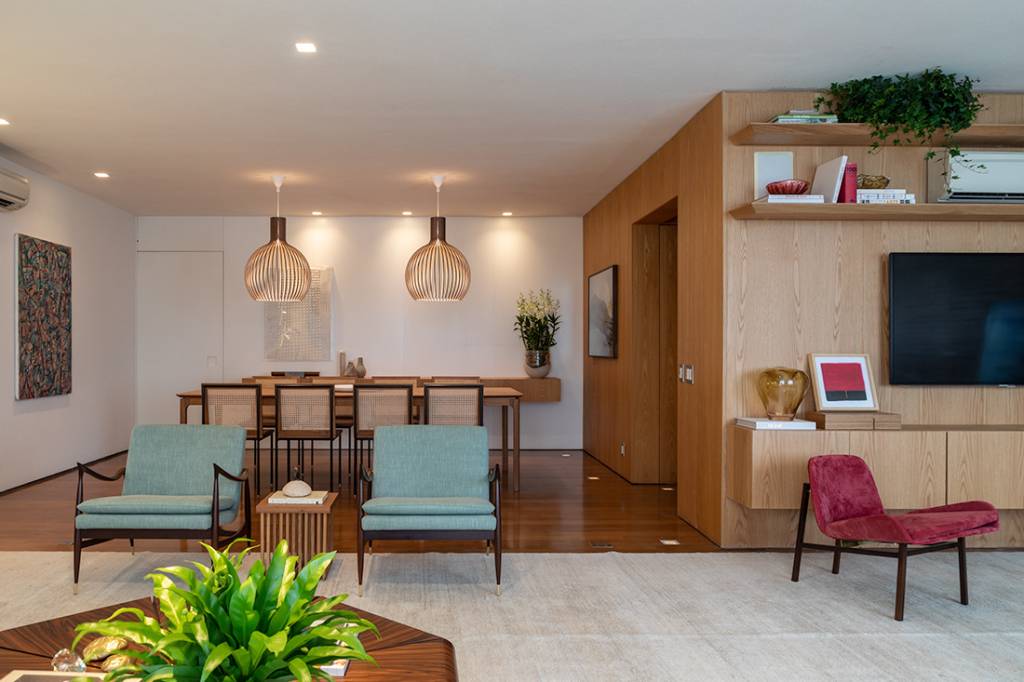 ape-243-m2-familia-filhos-gemeos-receber-amigos-estudio-casa-interiores-credito-evelyn-muller-estar(19) Apê 243 m2 família filhos gêmeos receber amigos Estúdio Casa Interiores decoração sala estar poltrona jantar tapete mesa tv madeira