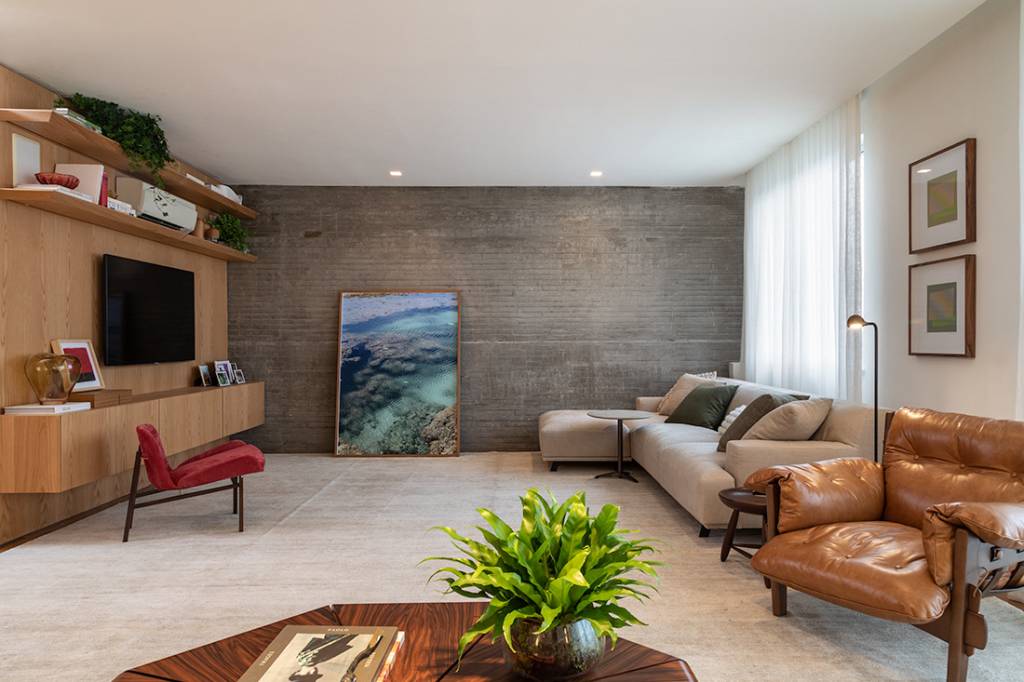 ape-243-m2-familia-filhos-gemeos-receber-amigos-estudio-casa-interiores-credito-evelyn-muller-estar(20) Apê 243 m2 família filhos gêmeos receber amigos Estúdio Casa Interiores decoração sala estar poltrona cortina tapete mesa estante concreto sofa