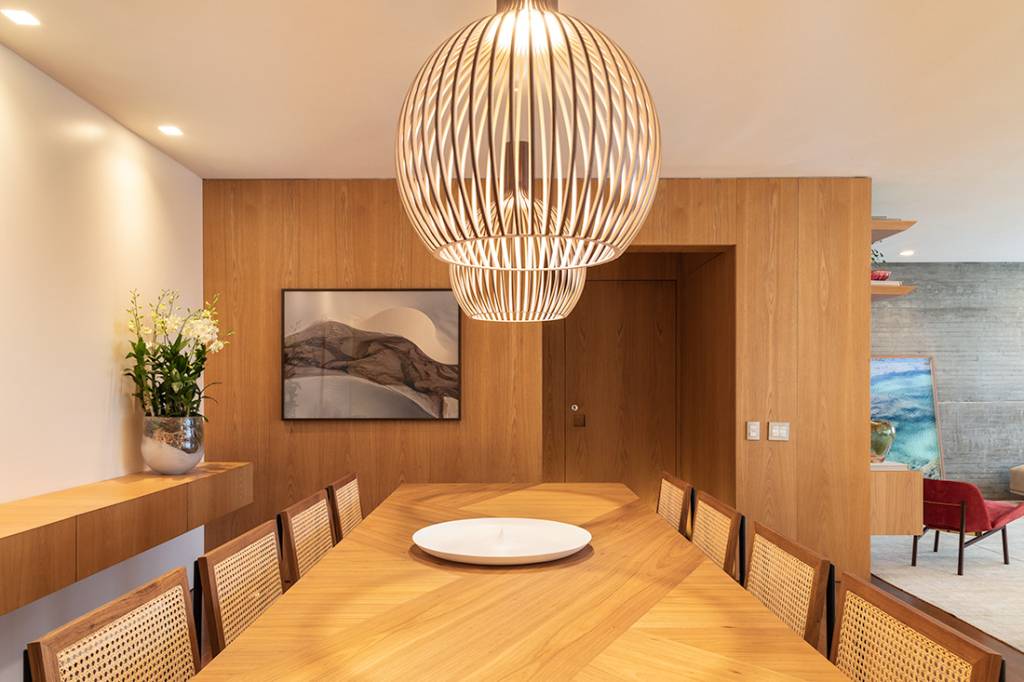 ape-243-m2-familia-filhos-gemeos-receber-amigos-estudio-casa-interiores-credito-evelyn-muller-jantar (11) Apê 243 m2 família filhos gêmeos receber amigos Estúdio Casa Interiores decoração sala jantar mesa cadeira luminaria madeira quadro