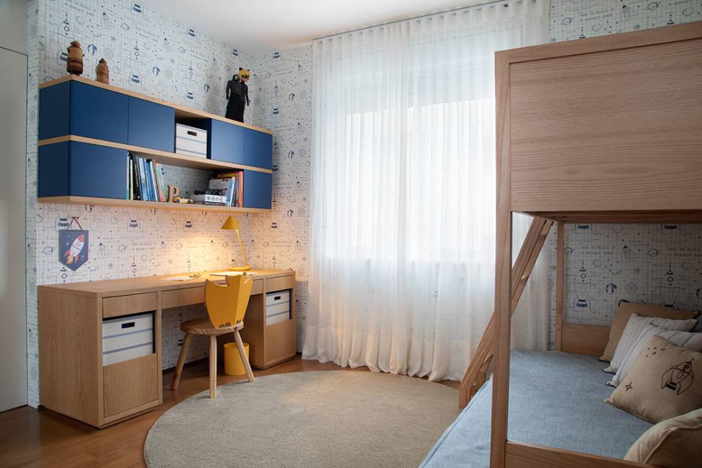 ape-243-m2-familia-filhos-gemeos-receber-amigos-estudio-casa-interiores-credito-evelyn-muller-quarto-crianca(12) Apê 243 m2 família filhos gêmeos receber amigos Estúdio Casa Interiores decoração quarto menino cadeira canto estudos beliche
