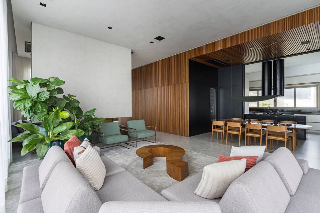 Área gourmet flutuar piscina casa 650 m2 Sabrina Salles Adriano Salles arquitetura sala estar sofa lareira jantar ripado mesa cadeira cozinha adega