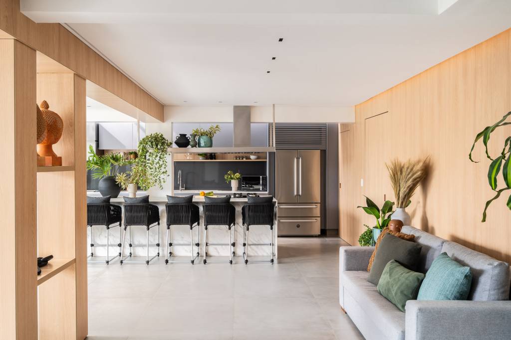 area-gourmet-integrada-jardim-possui-jacuzzi-pergolado-lareira-debora-ciarcia-credito-flavio-dias-area-cozinha(26) Área gourmet jardim jacuzzi pergolado lareira Debora Ciarcia arquitetura cozinha bancada armario sofa madeira