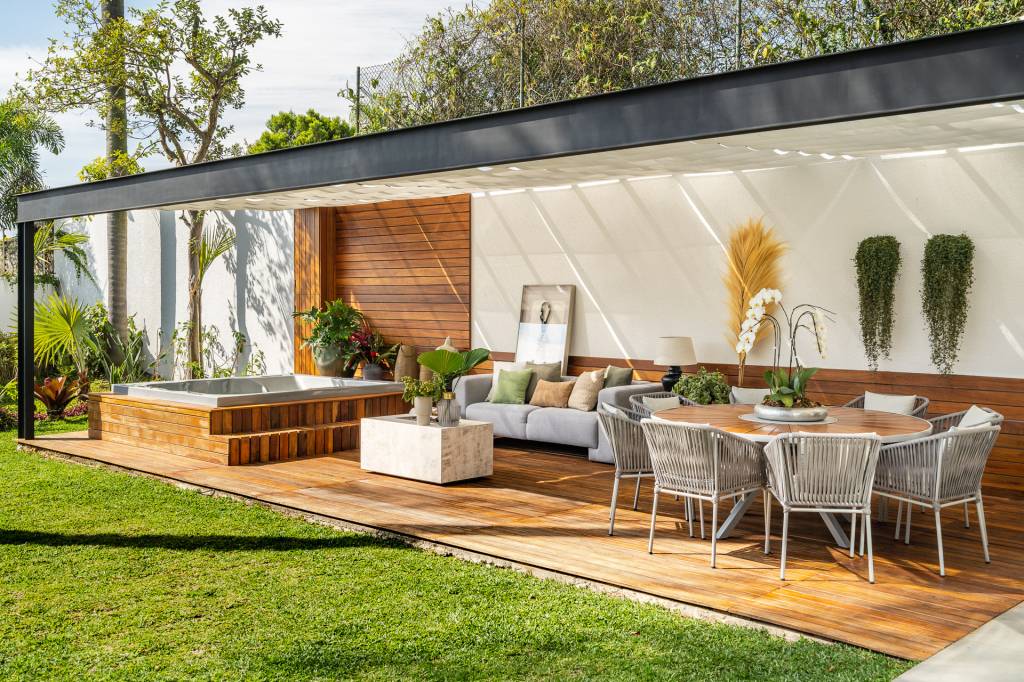 area-gourmet-integrada-jardim-possui-jacuzzi-pergolado-lareira-debora-ciarcia-credito-flavio-dias-area-gourmet (3) Área gourmet jardim jacuzzi pergolado lareira Debora Ciarcia arquitetura cozinha varanda madeira deck paisagismo