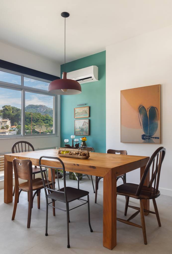 azul-verde-marcam-ape-81m-cozinha-integrada-bancada-espacosa-ketlein-amorim-05-jantar-cadeiras Sala de jantar com mesa de madeira e cadeiras de modelos diferentes.