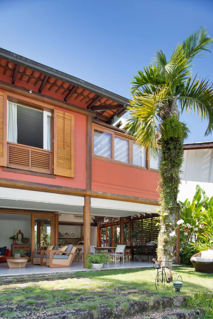 casa-400m-teto-retratil-deck-estante-embaixo-escada-06 Fachada de casa em tom vermelho.