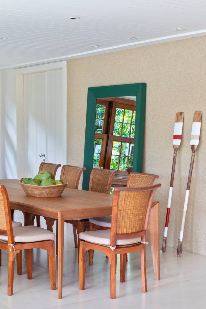 casa-400m-teto-retratil-deck-estante-embaixo-escada-23-jantar Sala de jantar com mesa e cadeiras de madeira e espelho de piso.