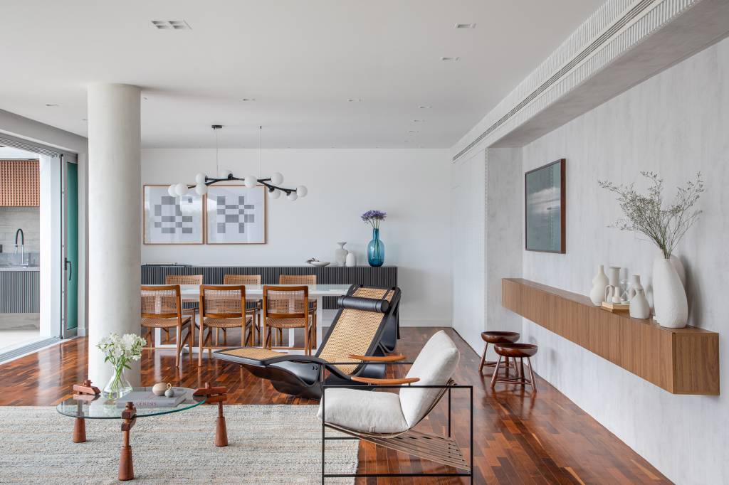 cobertura-320m-varanda-integrada-portico-muxarabi-studio-plano-arquitetura-16-sala Sala de estar clara com móveis de design brasileiro e piso de madeira.