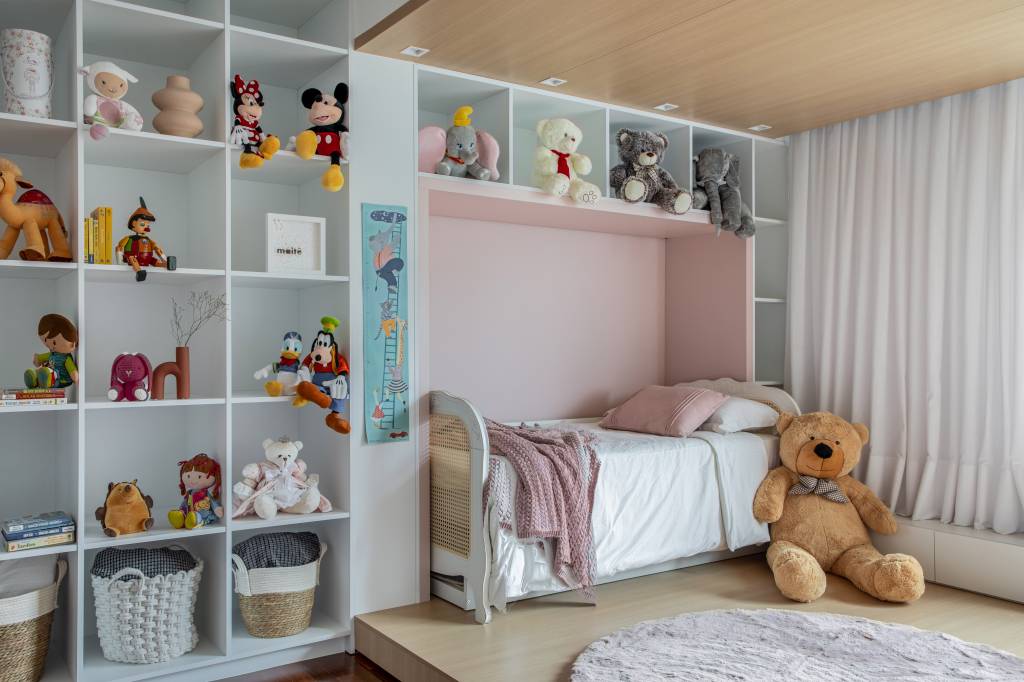 Quarto infantil de menina com armário em volta da cama.