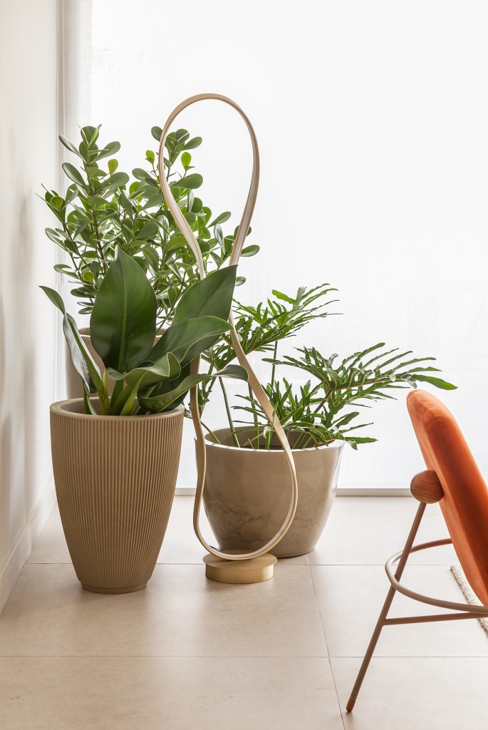 Paleta cores alegres tons terrosos décor apê 230 m2 Korman Arquitetos decoração sala vasos plantas poltronas laranja