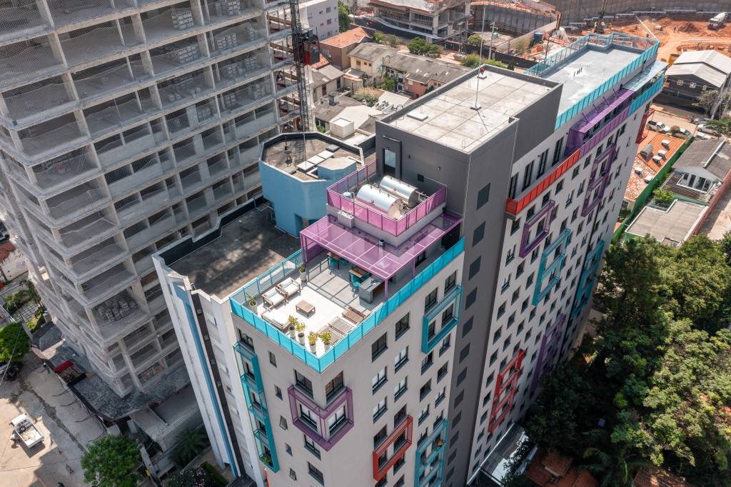 edificio-uso-misto-elementos-metalicos-coloridos-cobogos-fachada-ilha-arquitetura-credito-manuel-sa (9) Prédio uso misto elementos metálicos coloridos cobogós fachada Ilha Arquitetura urbanismo são paulo arquitetura