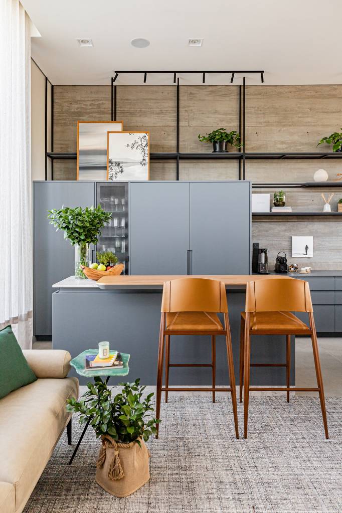 escritorio-arquitetura-sede-cara-casa-campo-acanto-arquitetura-credito-artur-pretto-copa(6) Escritório arquitetura sede cara casa campo Acanto Arquitetura decoração madeira copa balcao cadeira serralheria sofa tapete