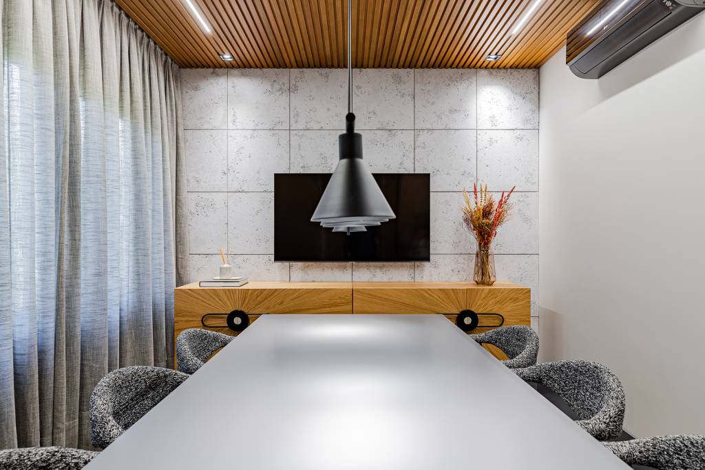 escritorio-arquitetura-sede-cara-casa-campo-acanto-arquitetura-credito-artur-pretto-fachada-(17) Escritório arquitetura sede cara casa campo Acanto Arquitetura decoração madeira sala reuniao mesa cadeira quadro ripado cortina