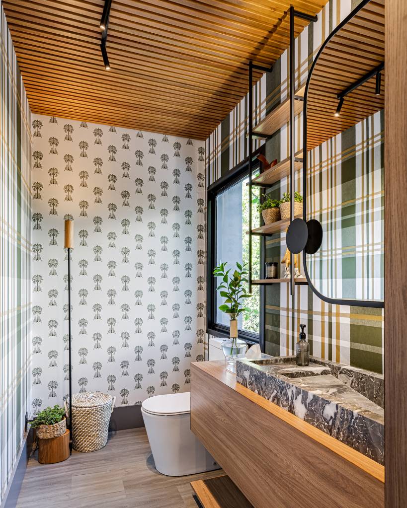 escritorio-arquitetura-sede-cara-casa-campo-acanto-arquitetura-credito-artur-pretto-lavabo(12) Escritório arquitetura sede cara casa campo Acanto Arquitetura decoração madeira banheiro lavabo espelho papel de parede
