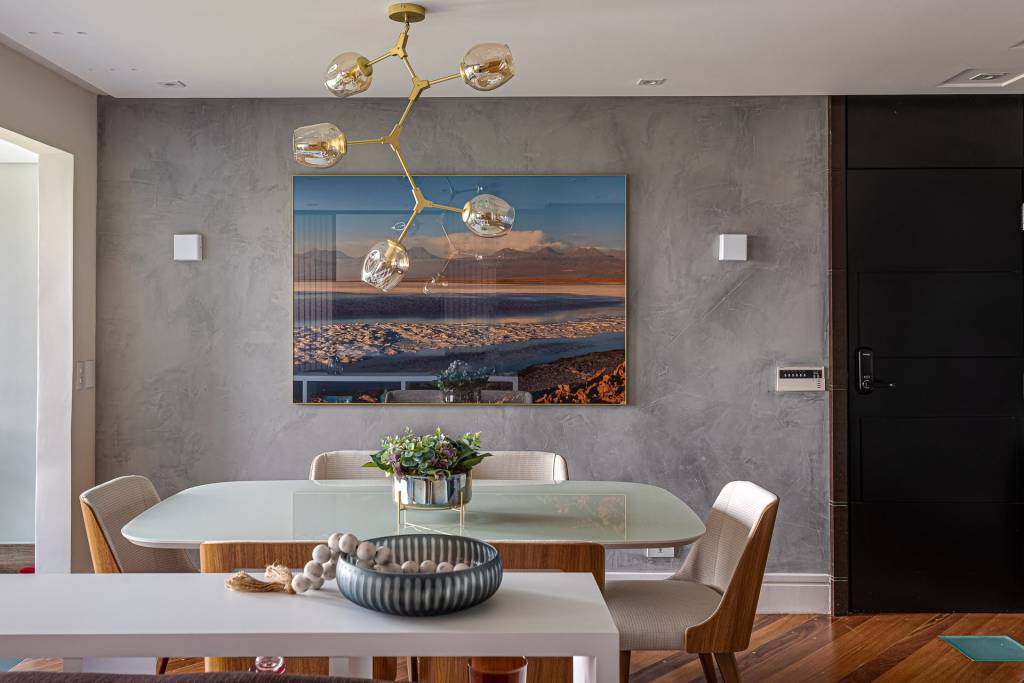 estilo-contemporaneo-industrial-apartamento-110-m2-studio-wall-credito-flavio-foto-estudio-sala (23) Estilo contemporâneo e industrial marca o décor deste apartamento de 110 m². Projeto Estúdio Wall Arquitetura. Na foto, sala de jantar integrada com quadro na parede de cimento queimado, espelhos e adega.