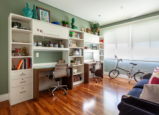 home-office-duplo-criar-espaco-para-duas-pessoas-cristiane-schiavoni-01 Home office para duas pessoas com marcenaria branca, piso de madeira e parede verde.