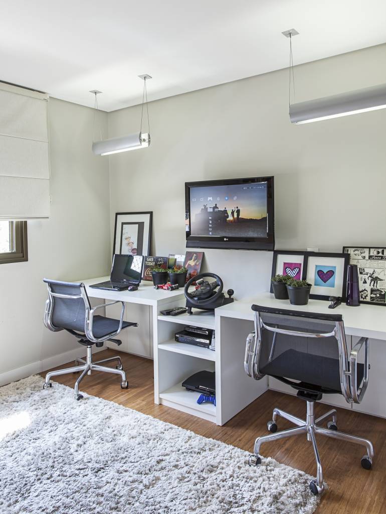 Home office para duas pessoas com mesa de trabalho branca e cadeiras de escritório.