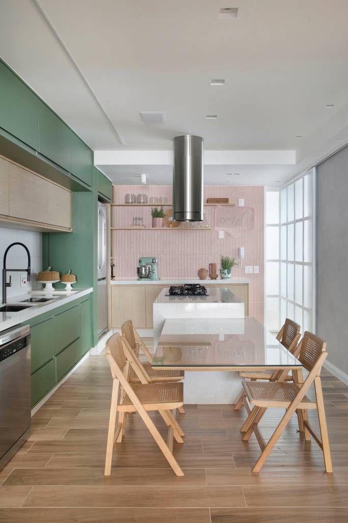 Néon rosa verde décor apê 160 m2 Rio de Janeiro UP3 Arquitetura decoração apartamento cozinha verde rosa armario mesa bancada ilha