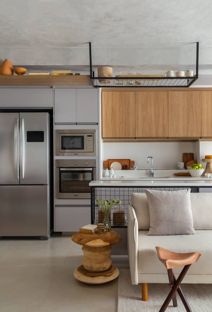 portas-correr-vidro-canelado-home-office-ape-95m-rafael-ramos-06-cozinha Cozinha americana; Sala integrada com cozinha com piso de porcelanato e sofá branco.