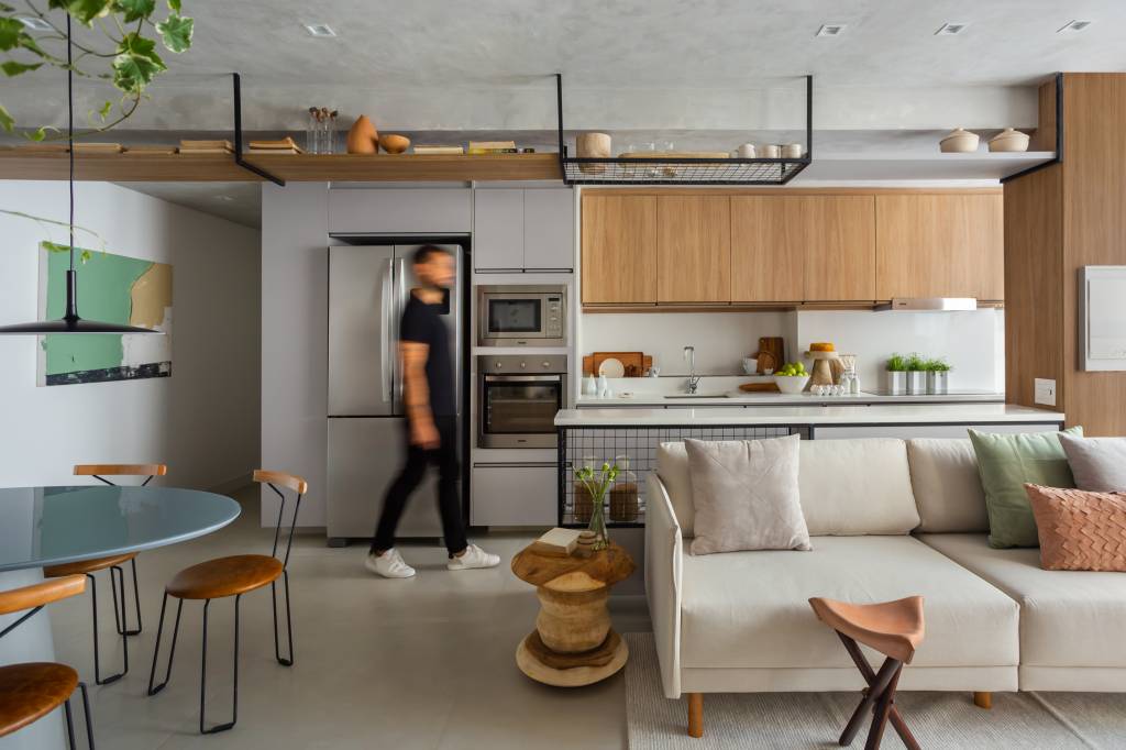 portas-correr-vidro-canelado-home-office-ape-95m-rafael-ramos-09 Cozinha americana; Sala integrada com cozinha com piso de porcelanato e sofá branco.