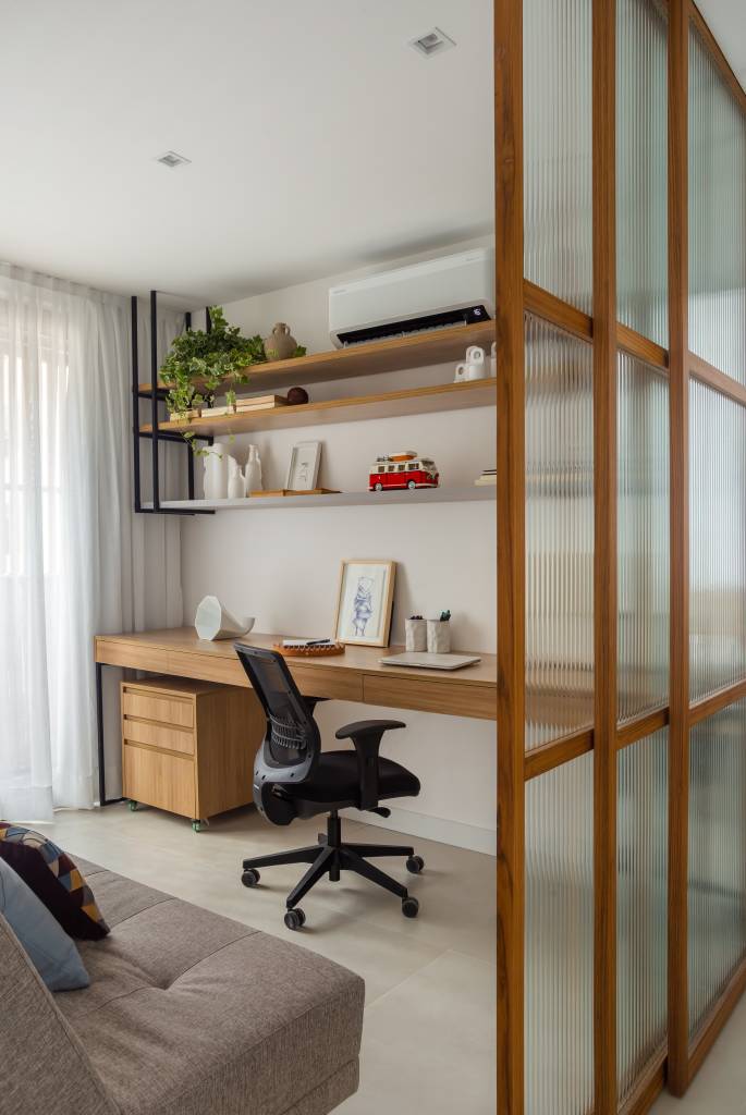 portas-correr-vidro-canelado-home-office-ape-95m-rafael-ramos-12 Home office com mesa de madeira e porta de vidro de correr
