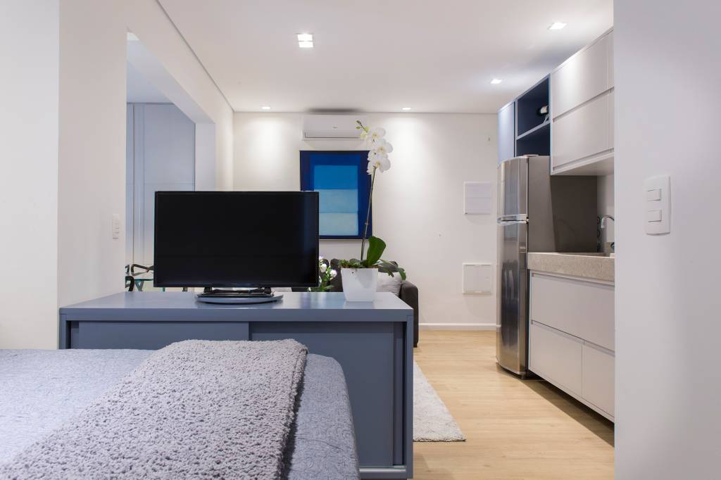 tons-cinza-azul-decor-atemporal-ape-29-m2-inovando-arquitetura-credito-rafaela-paoli-quarto(18) Cinza azul lavanderia armário apê 29 m2 Inovando Arquitetura decoração estudio sala quarto tv sofa cama