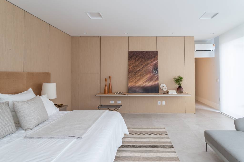 tons-terrosos-decoracao-o-que-transmitem-como-aplicar-projetos-patricia-penna-leandro-moraes-13 Quarto com cama de casal, tapete listrado e paleta em tons terrosos.