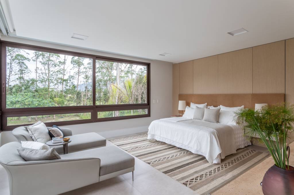 tons-terrosos-decoracao-o-que-transmitem-como-aplicar-projetos-patricia-penna-leandro-moraes-14 Quarto amplo com cama de casal e paleta de tons terrosos.