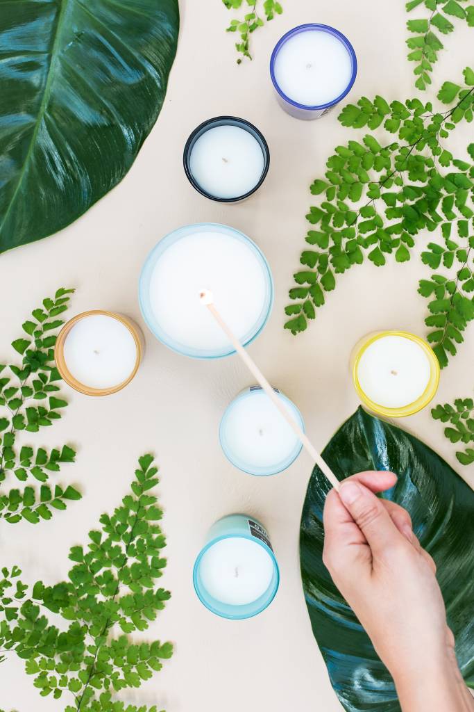 velas-aromaticas-beneficios-tipos-como-utilizar-noelle-australia-unsplash Velas aromáticas em suportes coloridos.