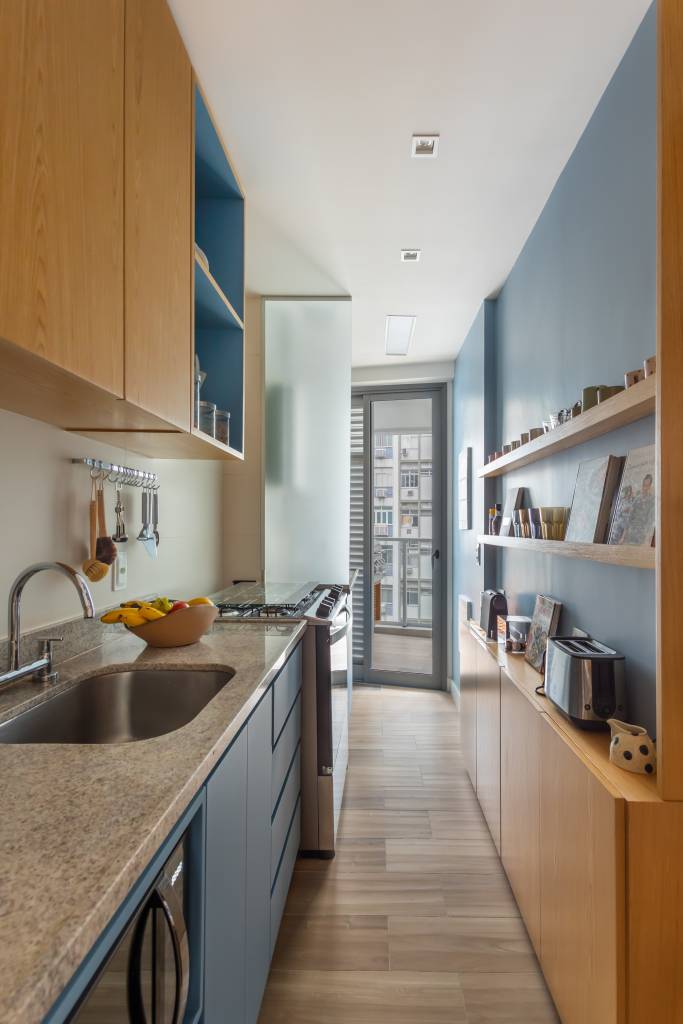 alegre-colorido-ape-80m-estante-vazada-cozinha-sala-colab-juntos-arquitetura-04 Cozinha estreita com marcenaria azul.