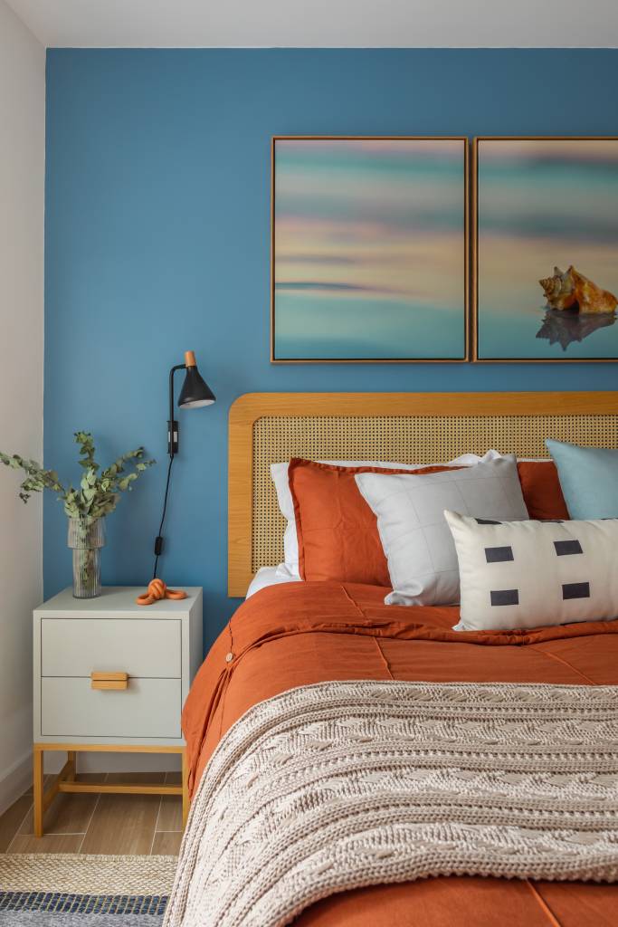 alegre-colorido-ape-80m-estante-vazada-cozinha-sala-colab-juntos-arquitetura-11-quarto Quarto com parede azul, cabeceira de palhinha e armário de madeira.