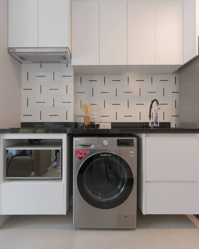 apartamento-pequeno-29-m2-lavanderia-home-office-cama-casal-leticia-de-nobrega-credito-lucas-karam (5) Apartamento pequeno de 29 m² possui lavanderia, home office e cama de casal, Projeto de Letícia de Nóbrega. Na foto, cozinha com lavanderia.